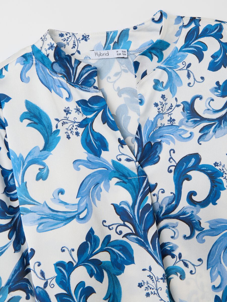 White and blue blouse with print_5