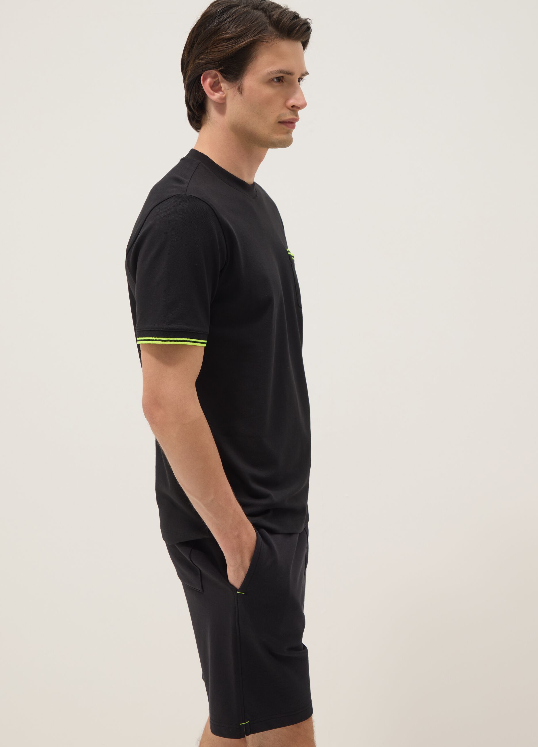 Black short-sleeve stretch cotton T-shirt with chest pocket
