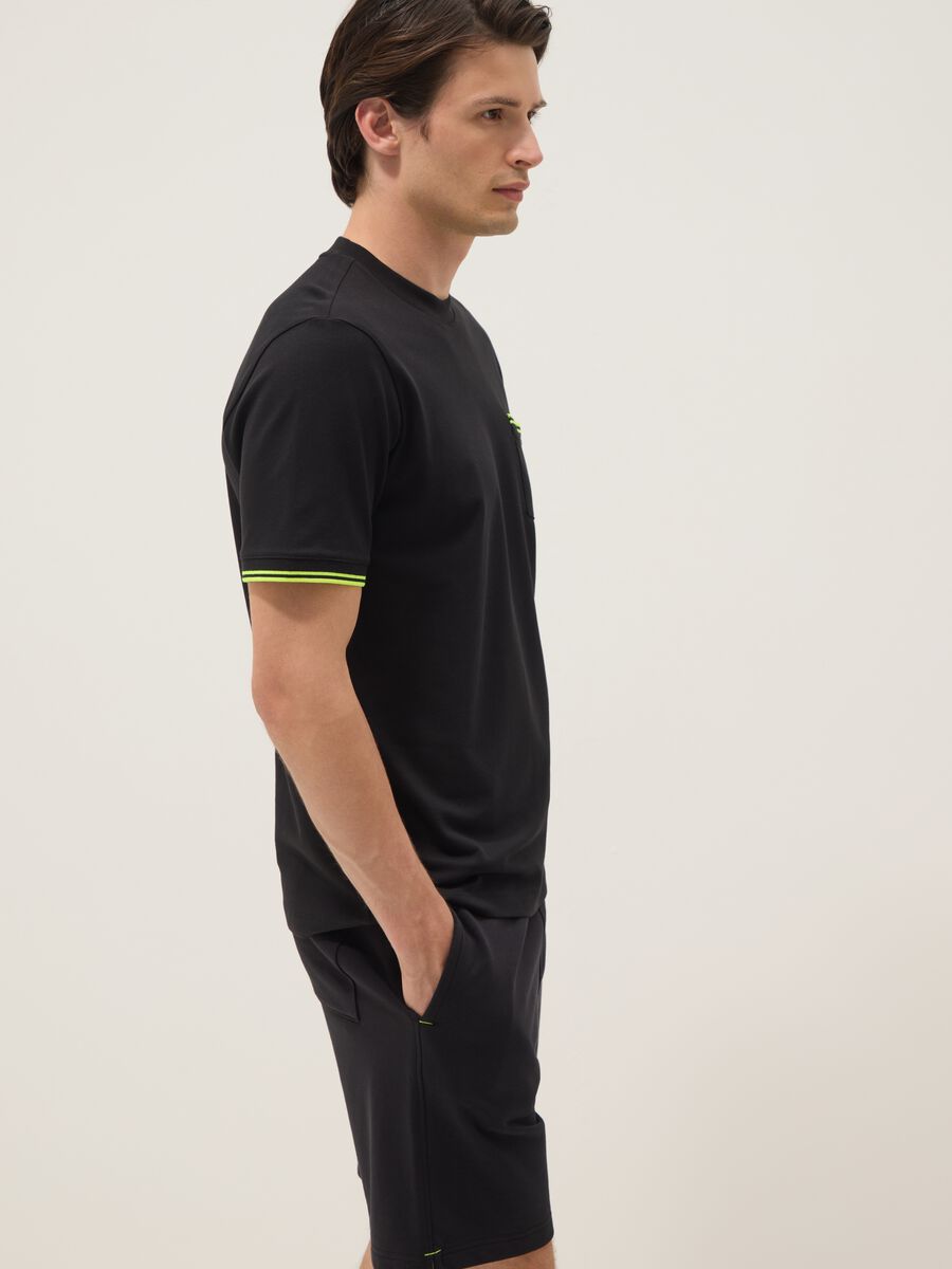Black short-sleeve stretch cotton T-shirt with chest pocket_2