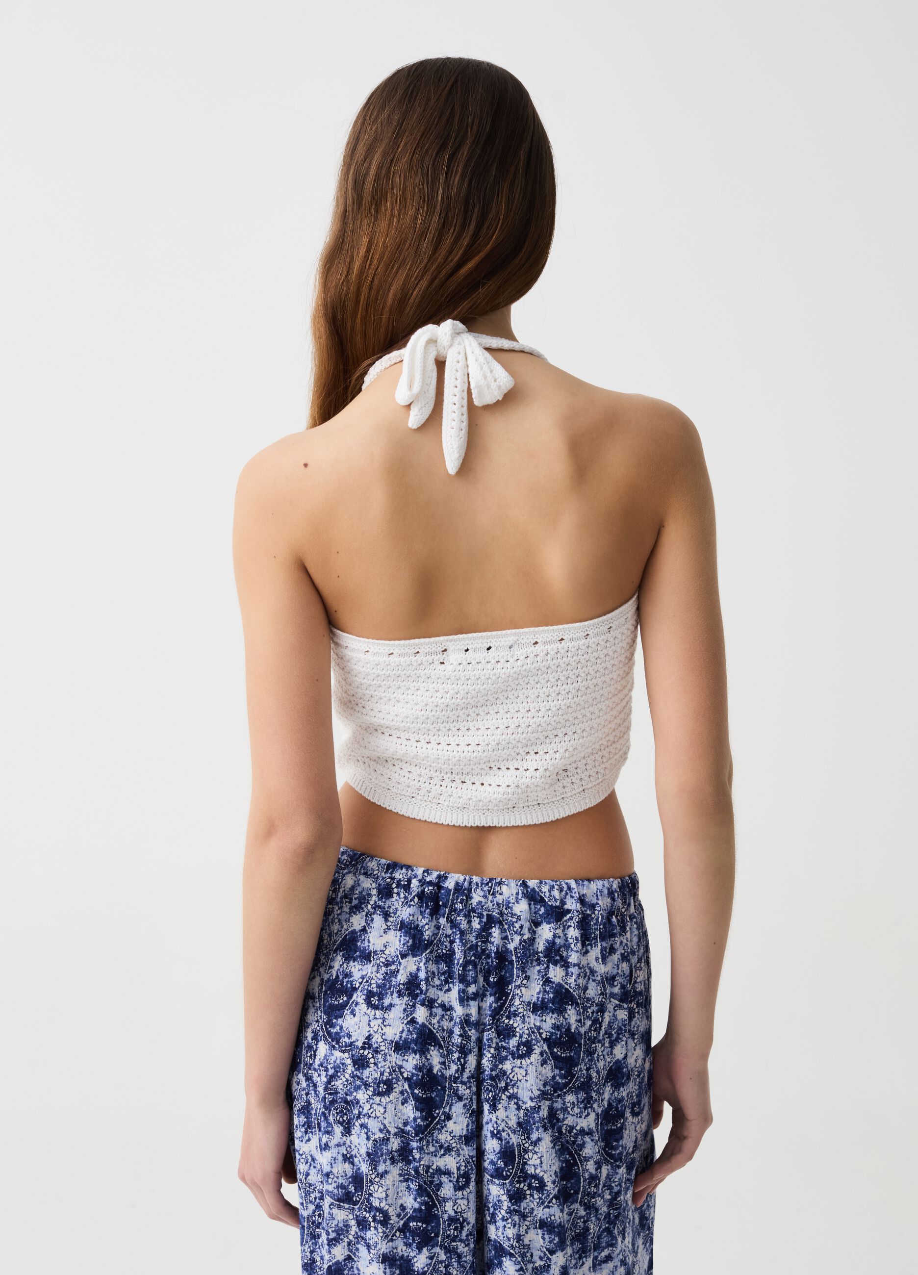 Crop top crochet con ricamo fiori