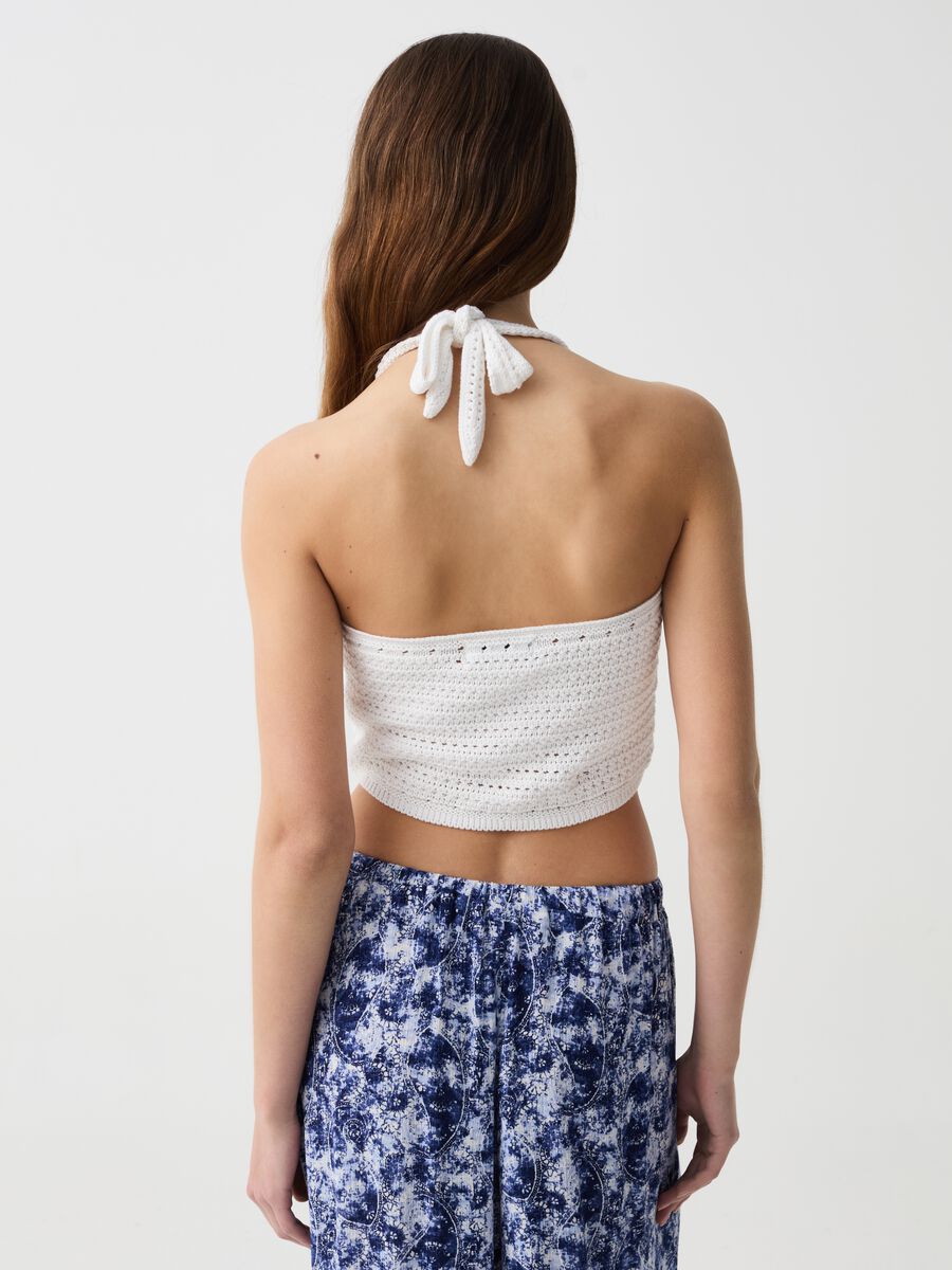 Crop top crochet con ricamo fiori_2