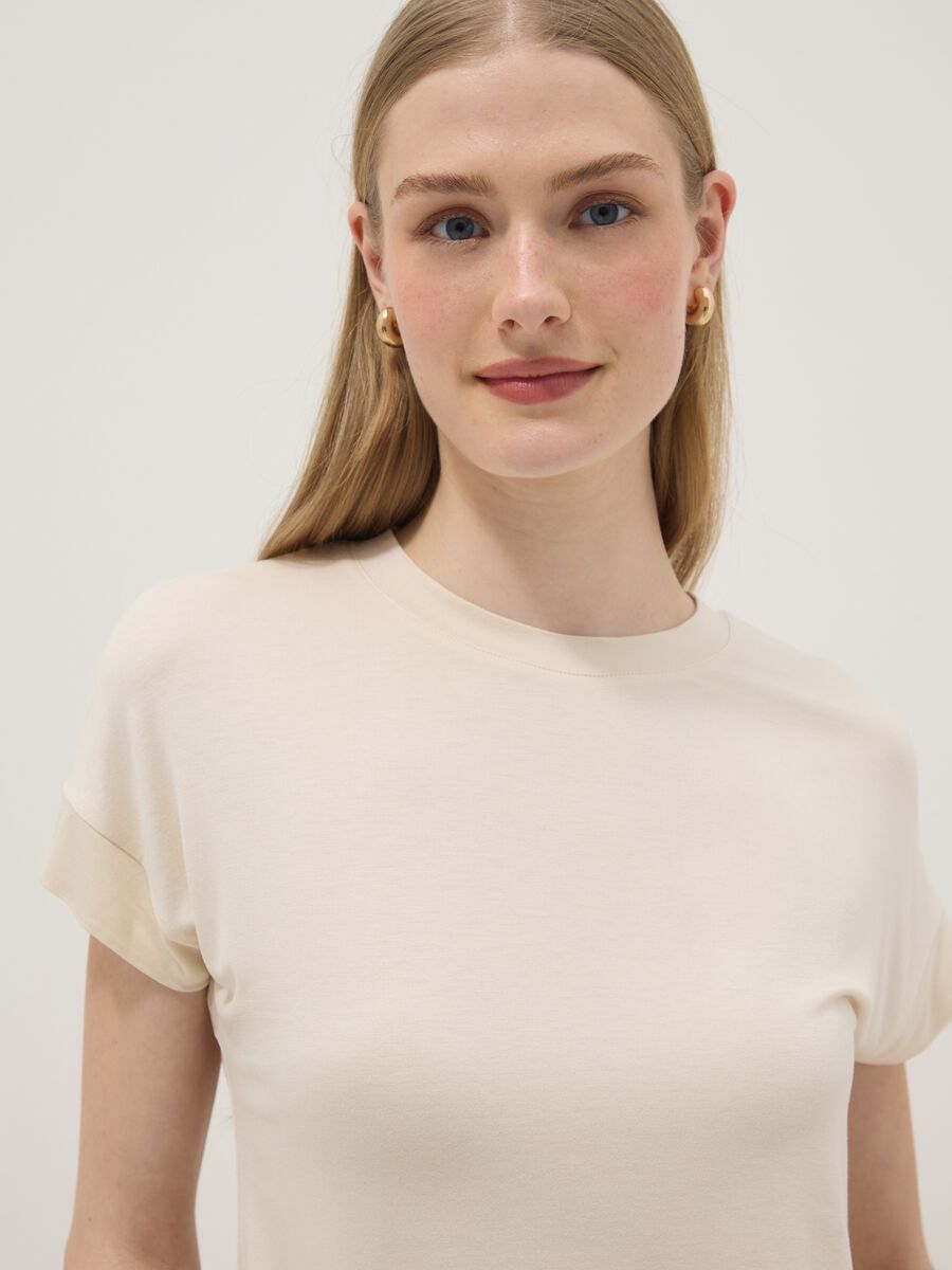 T-shirt beige a maniche corte in viscosa elasticizzato_4