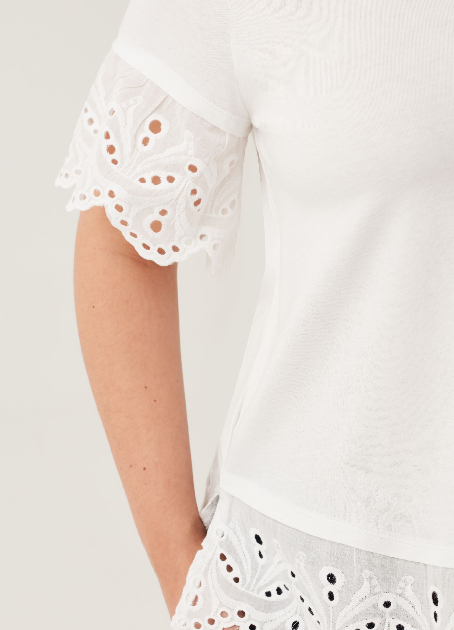T-shirt con inserti in sangallo Curvy MYA_3