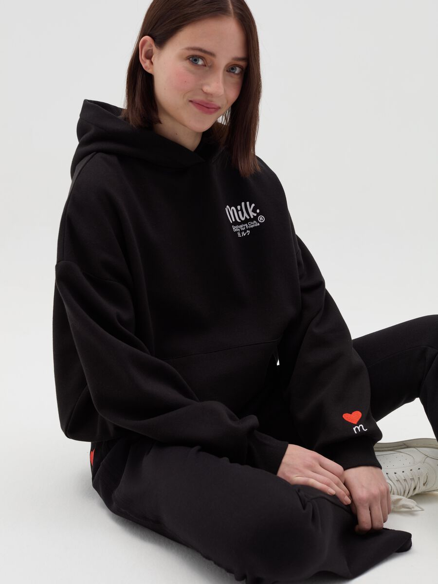 Sweatshirt with hood and pocket_3