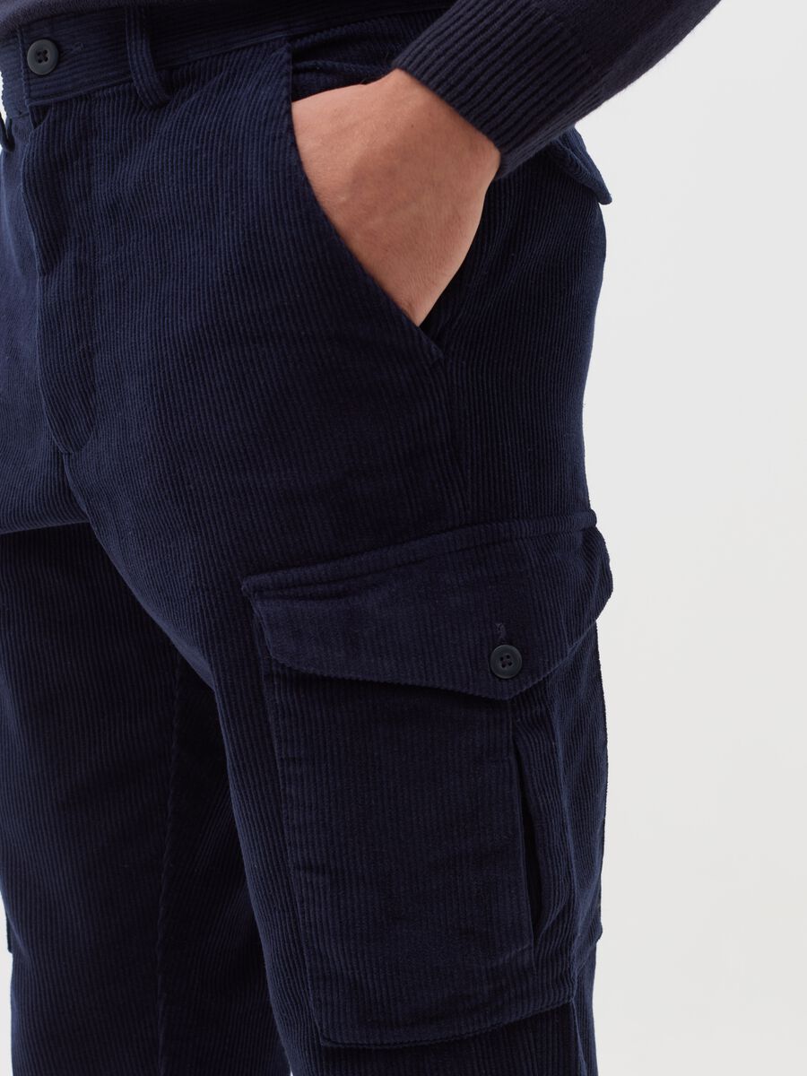Cargo trousers in corduroy_3