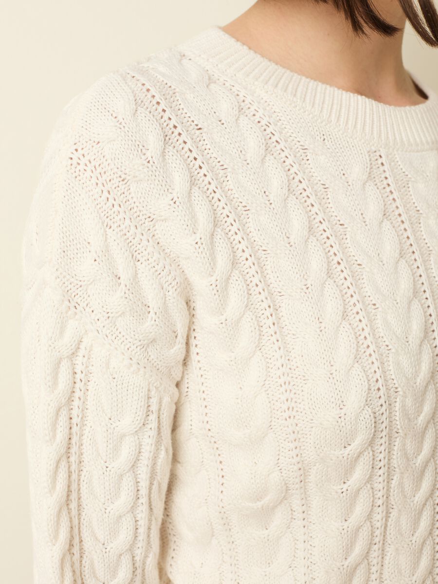 Cable-knit pullover with round neck_2