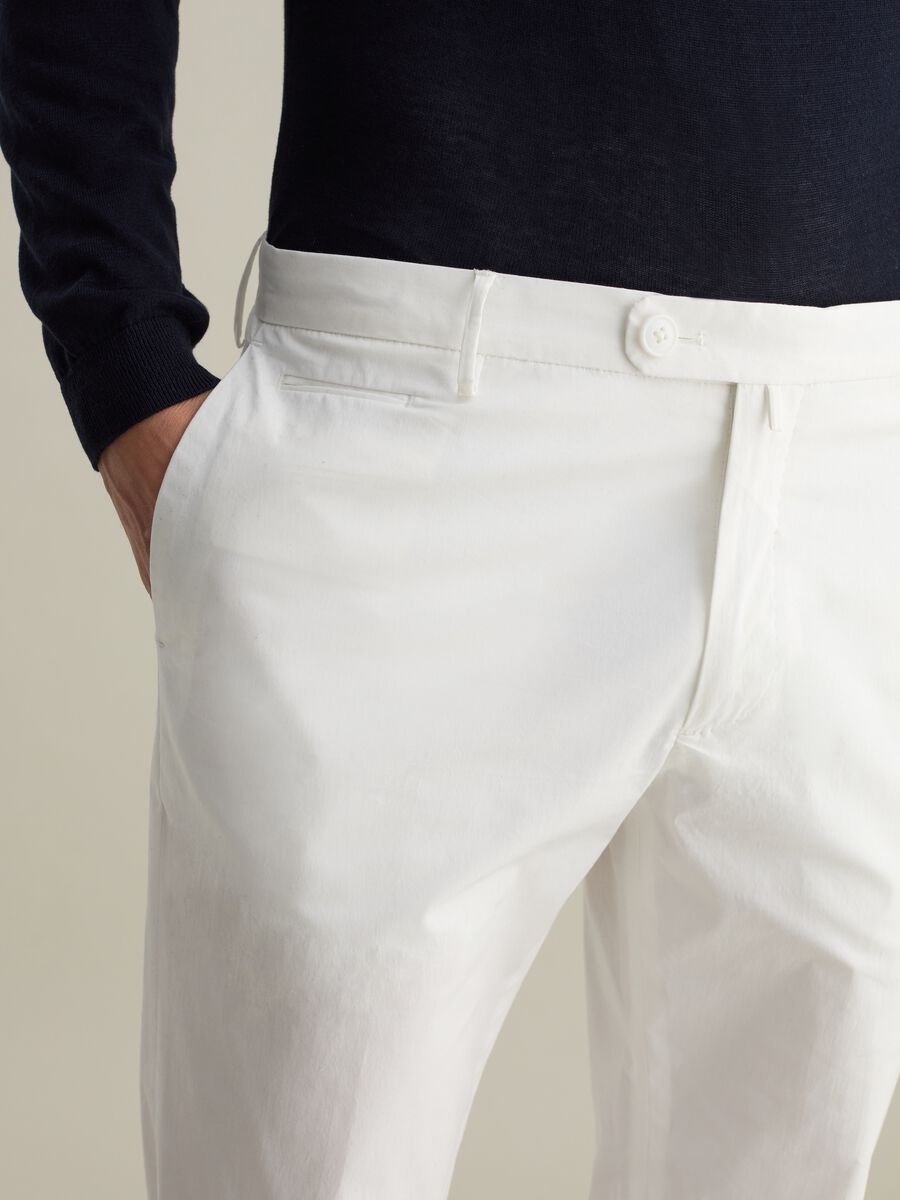 Contemporary slim-fit trousers in stretch cotton_3