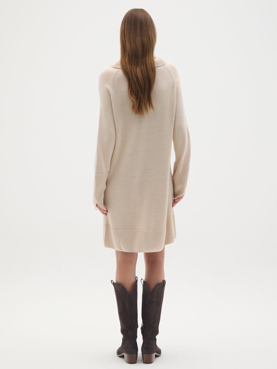 Vestito beige premaman con collo alto_3