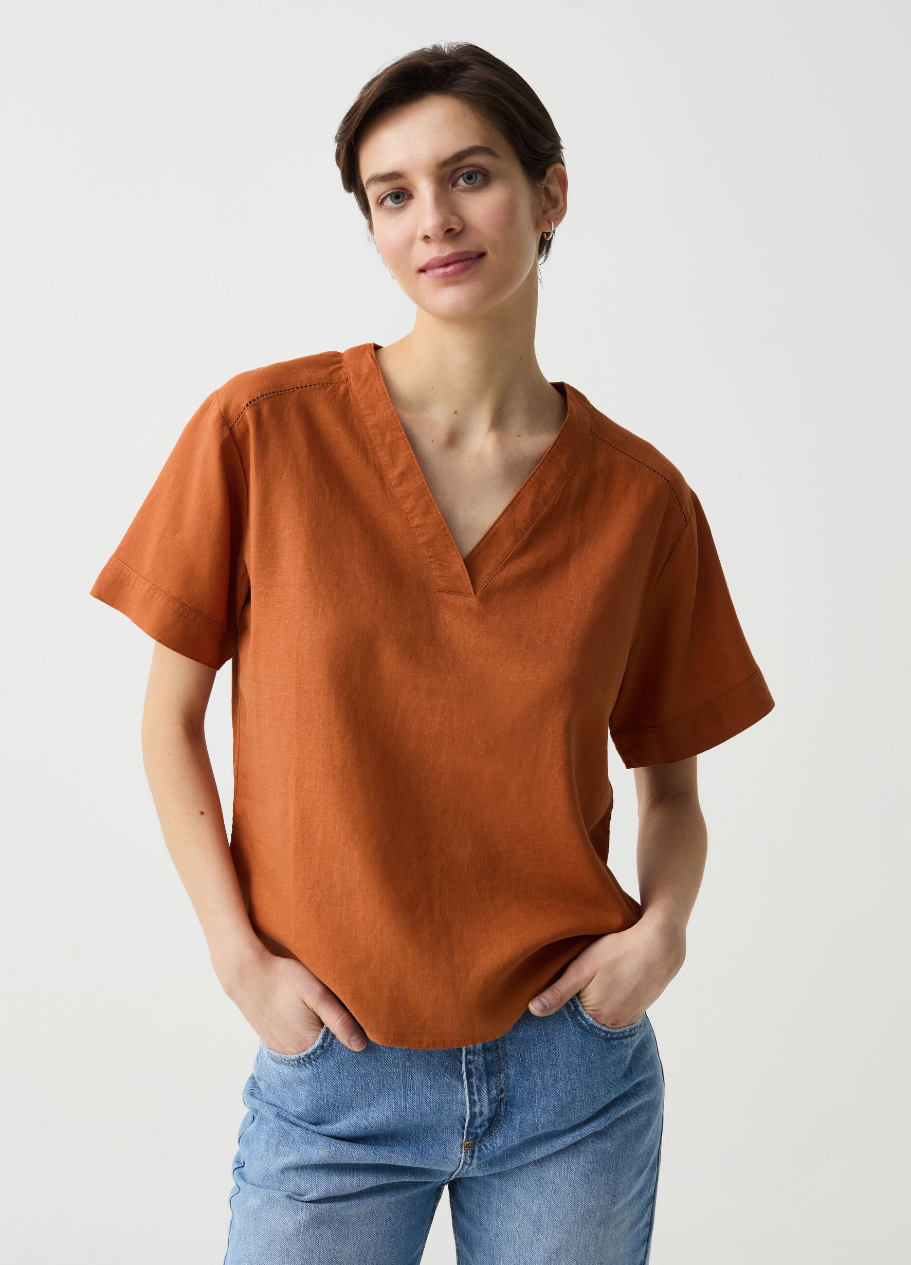 Blusa in lino e viscosa con scollo a V