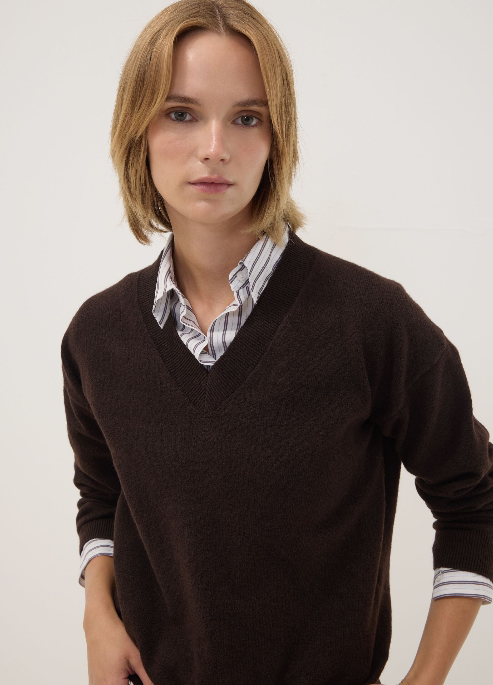 Brown stretch wool jumper with deep V-neck, regular fit