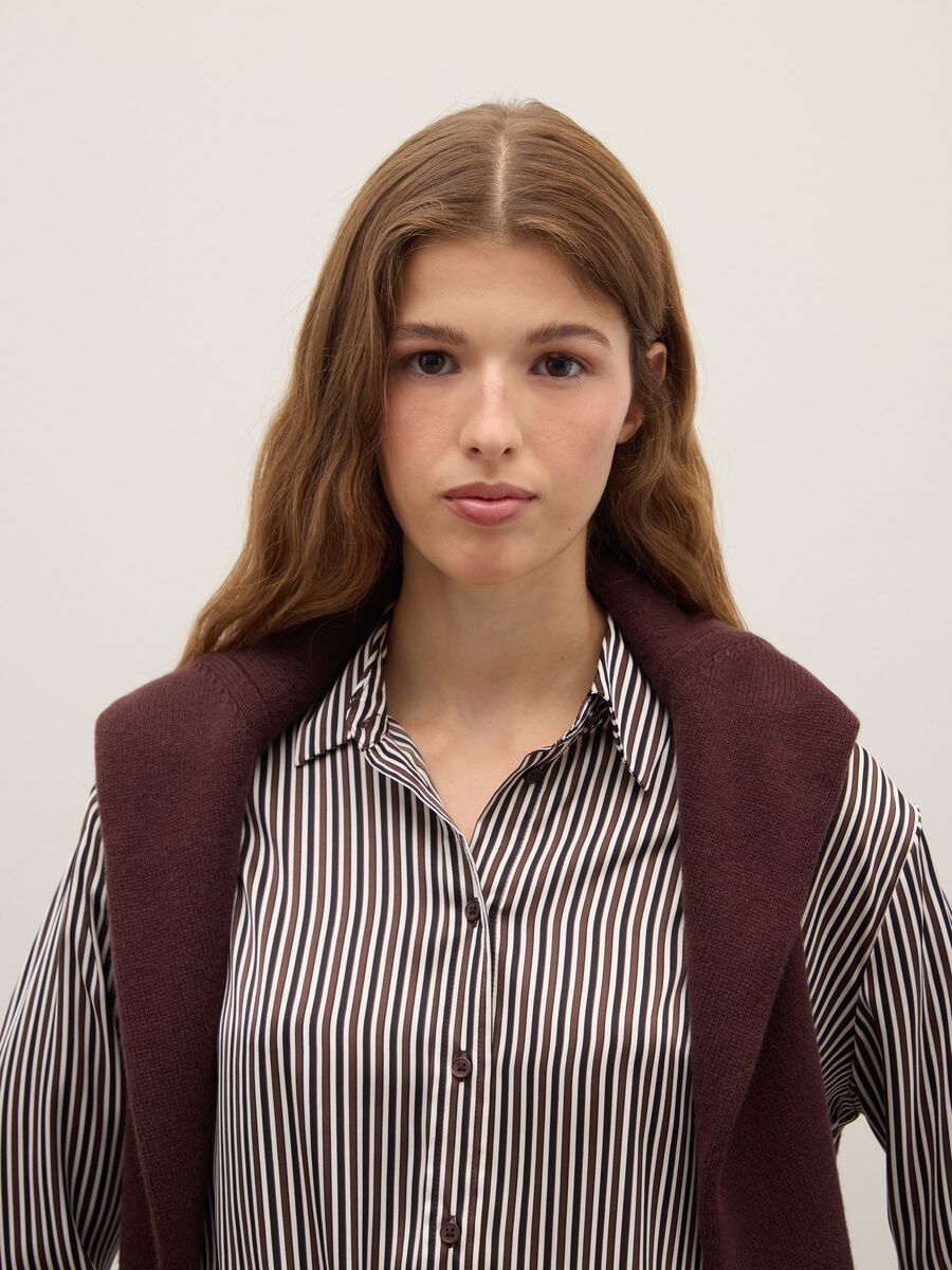 Camicia a righe bianche e marroni regular fit_0