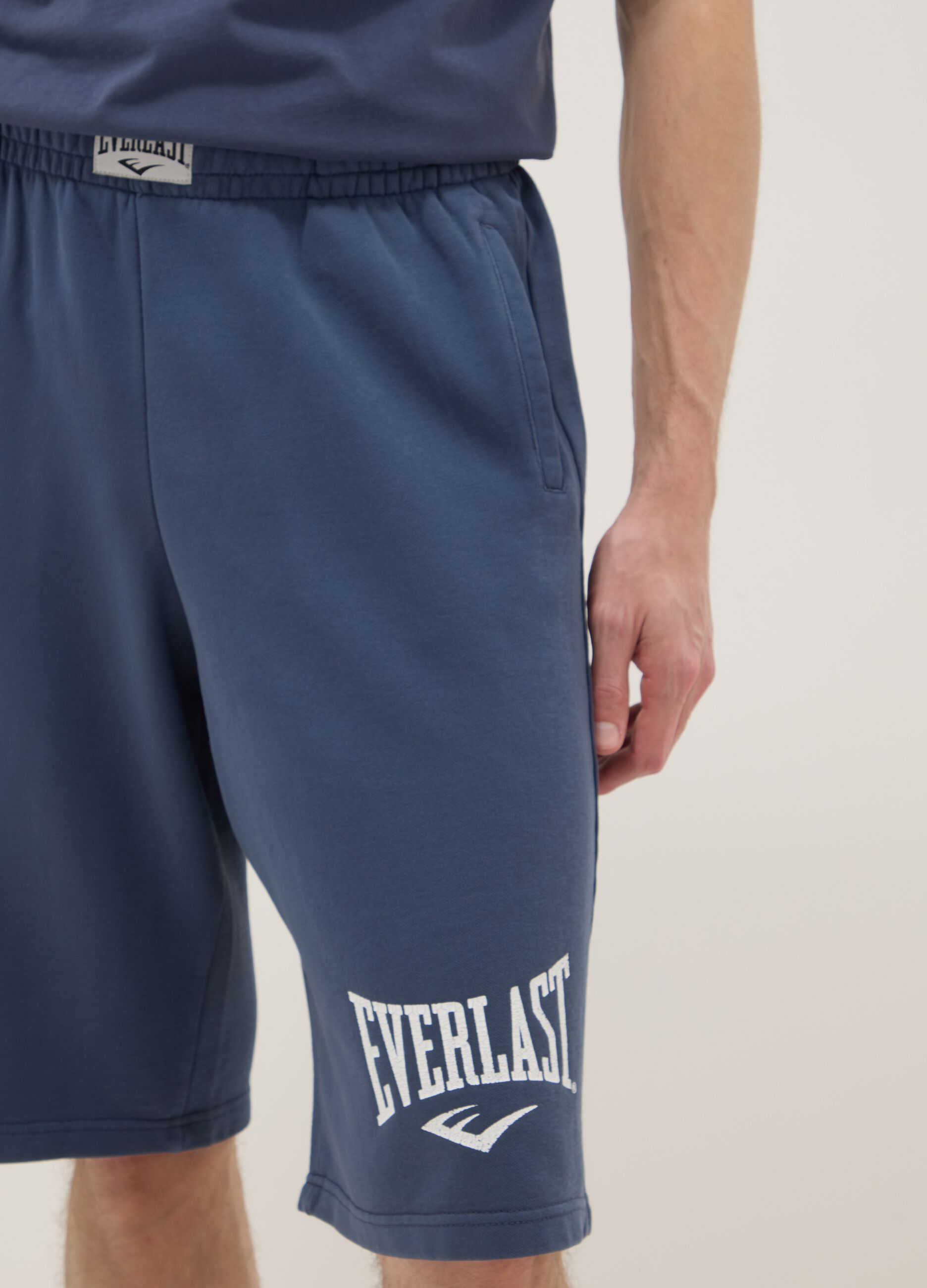 Blue cotton blend shorts regular fit with Everlast logo