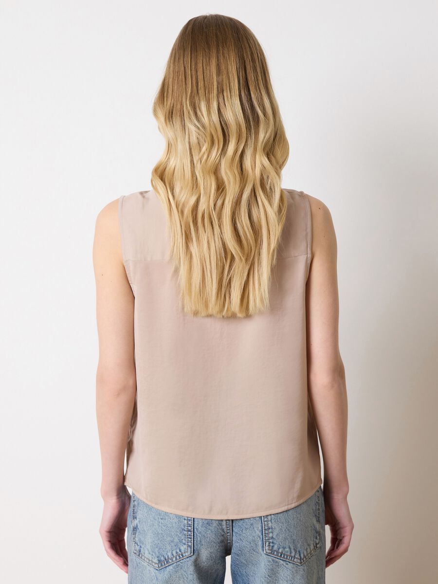 Beige sleeveless blouse with flounce_3