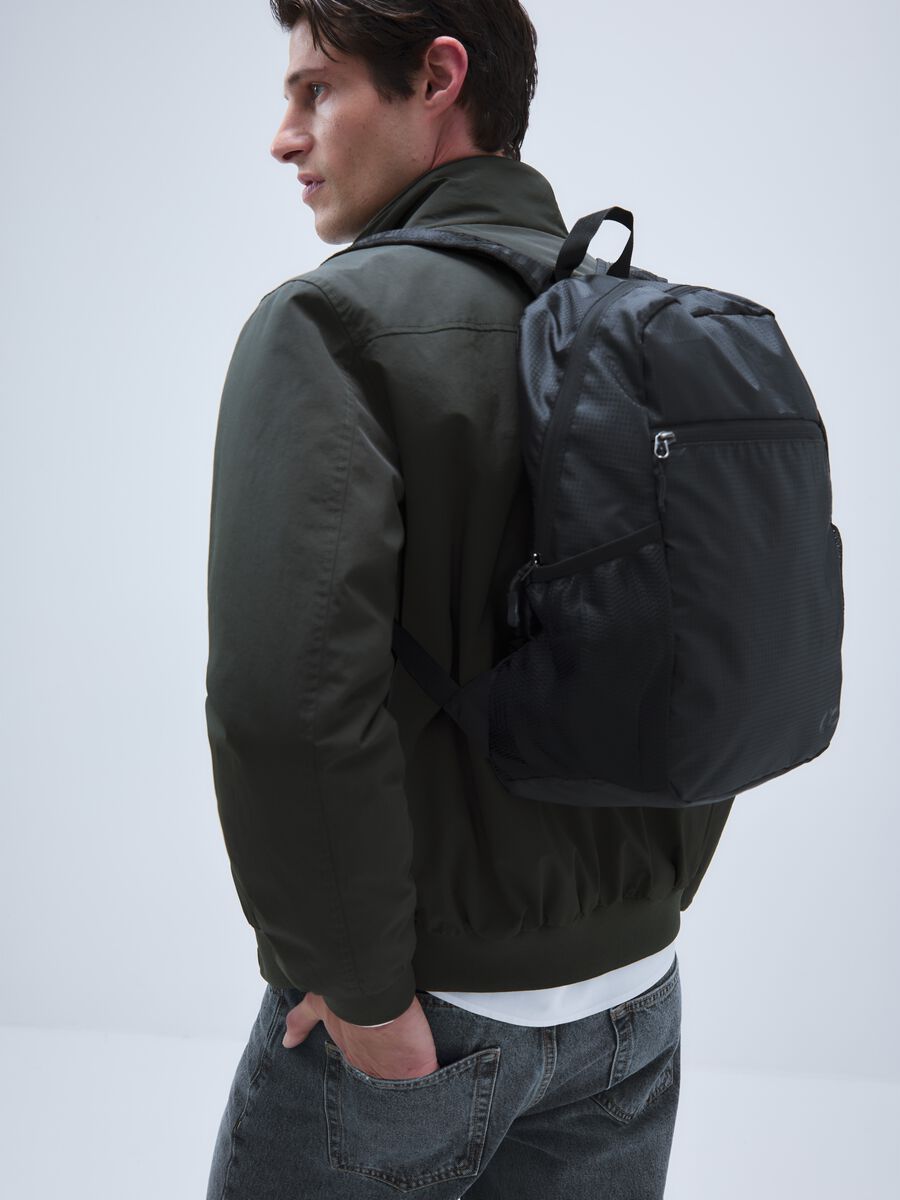 Zaino in nero con tasca frontale_1