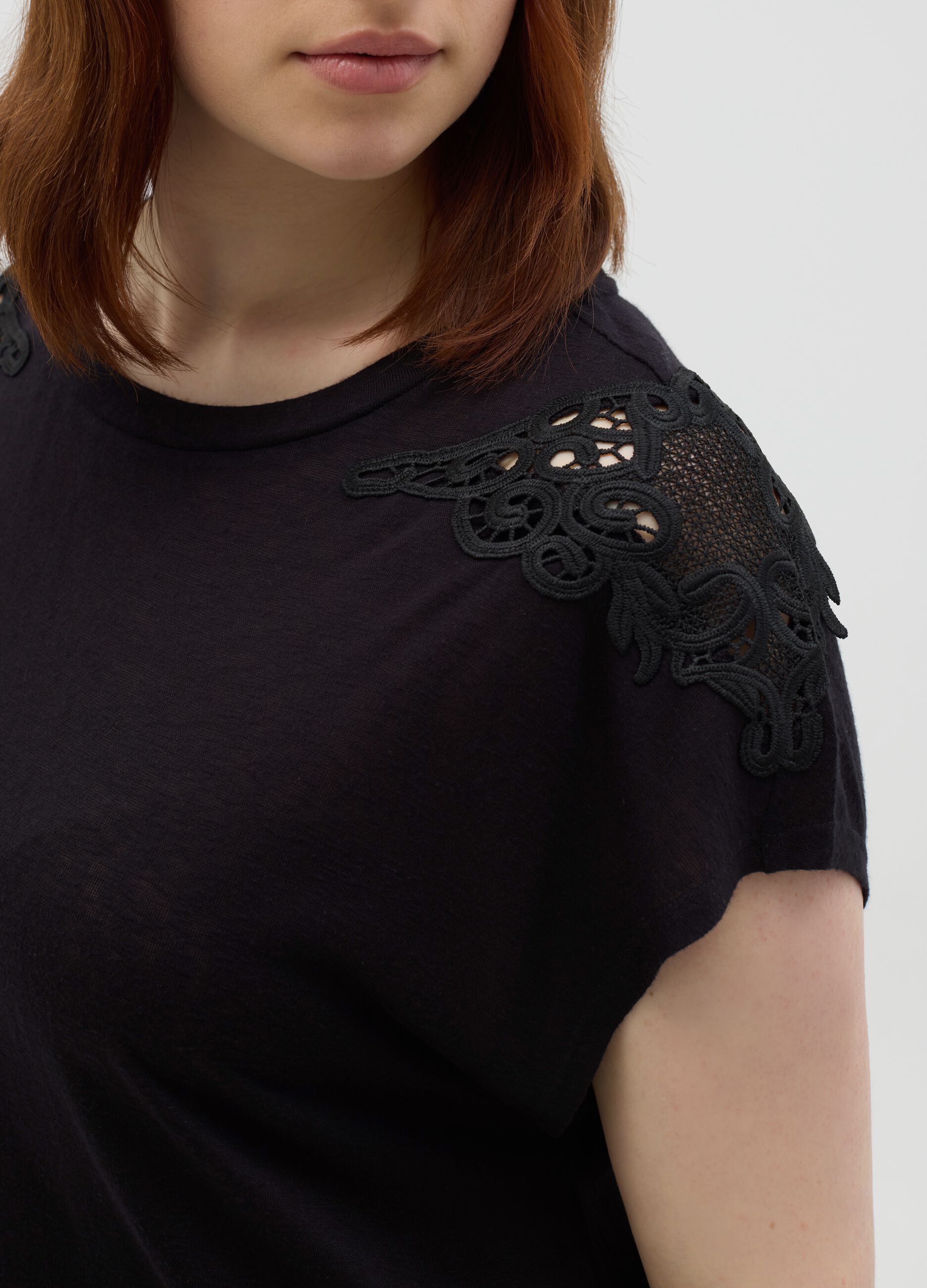 Curvy black T-shirt with lace details