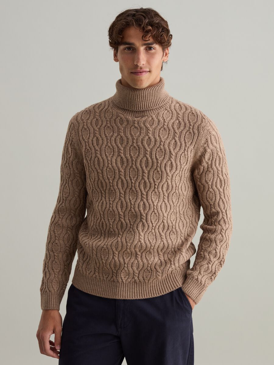 High-neck pullover with wavy design_0