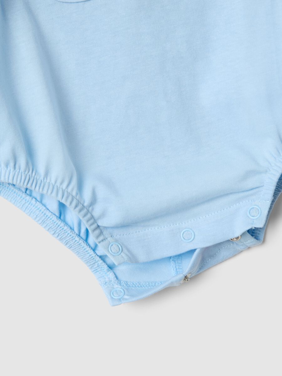 Pagliaccetto senza maniche in puro cotone azzurro da neonato con ricami_2