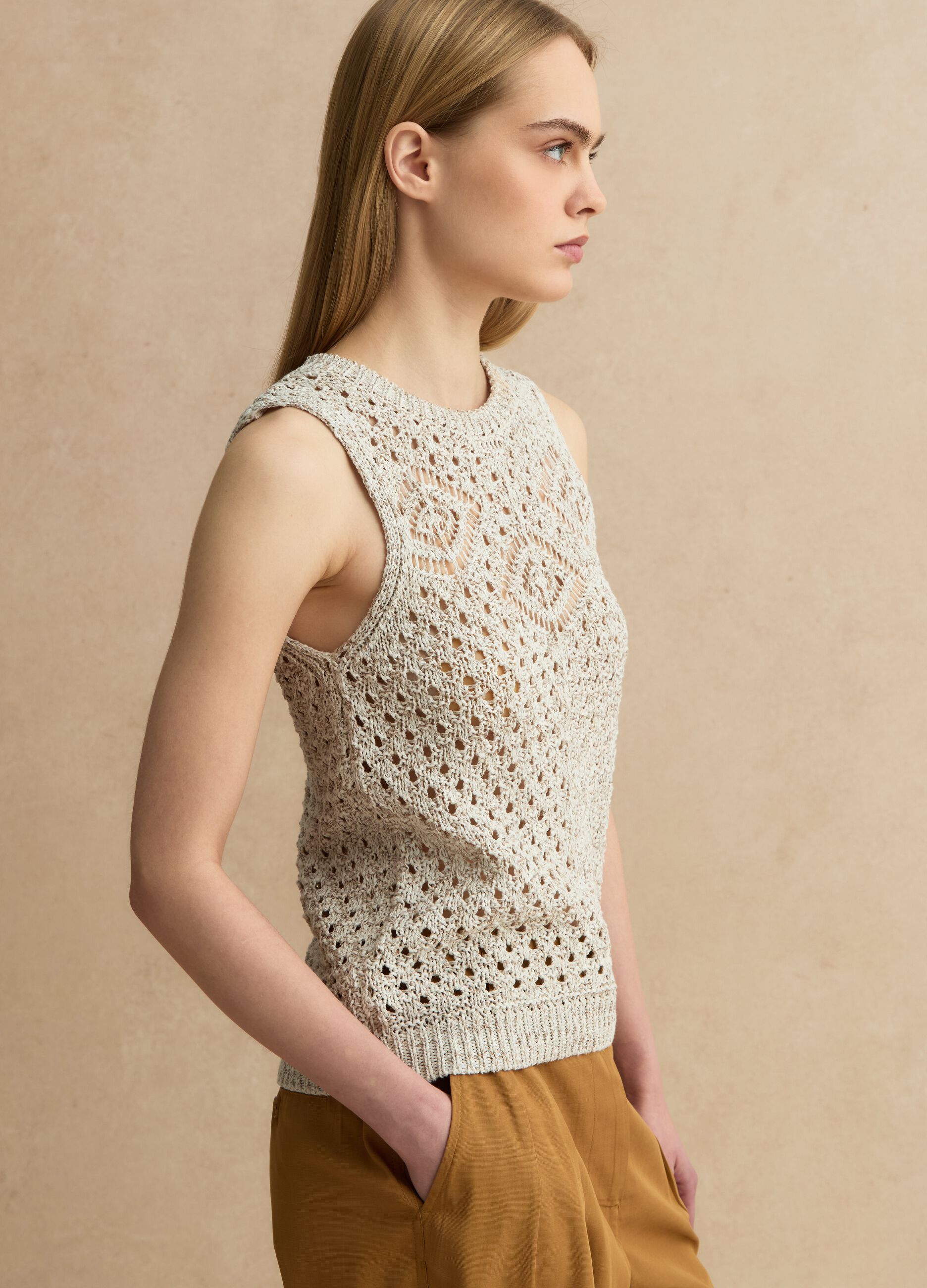 Gilet fitted beige in crochet di misto cotone
