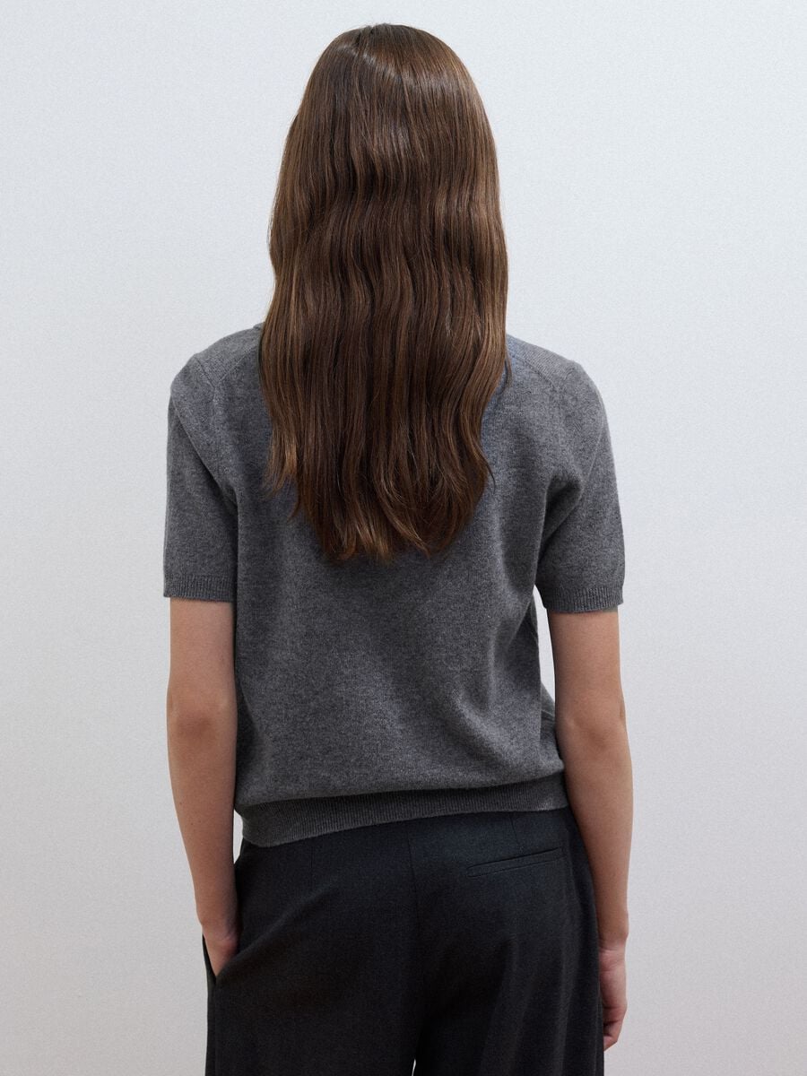 Maglia grigia in pura lana con colletto polo over fit_3