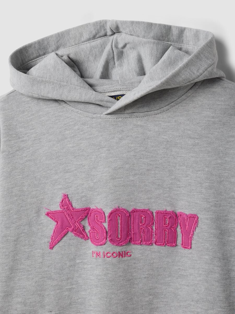 Felpa over grigia con cappuccio in misto cotone e ricamo "Sorry" per ragazza_5