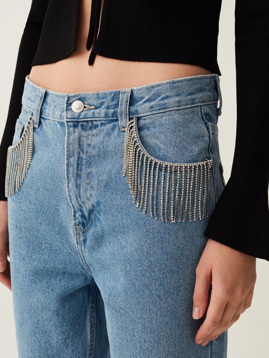 Jeans mom fit con frange in strass_3