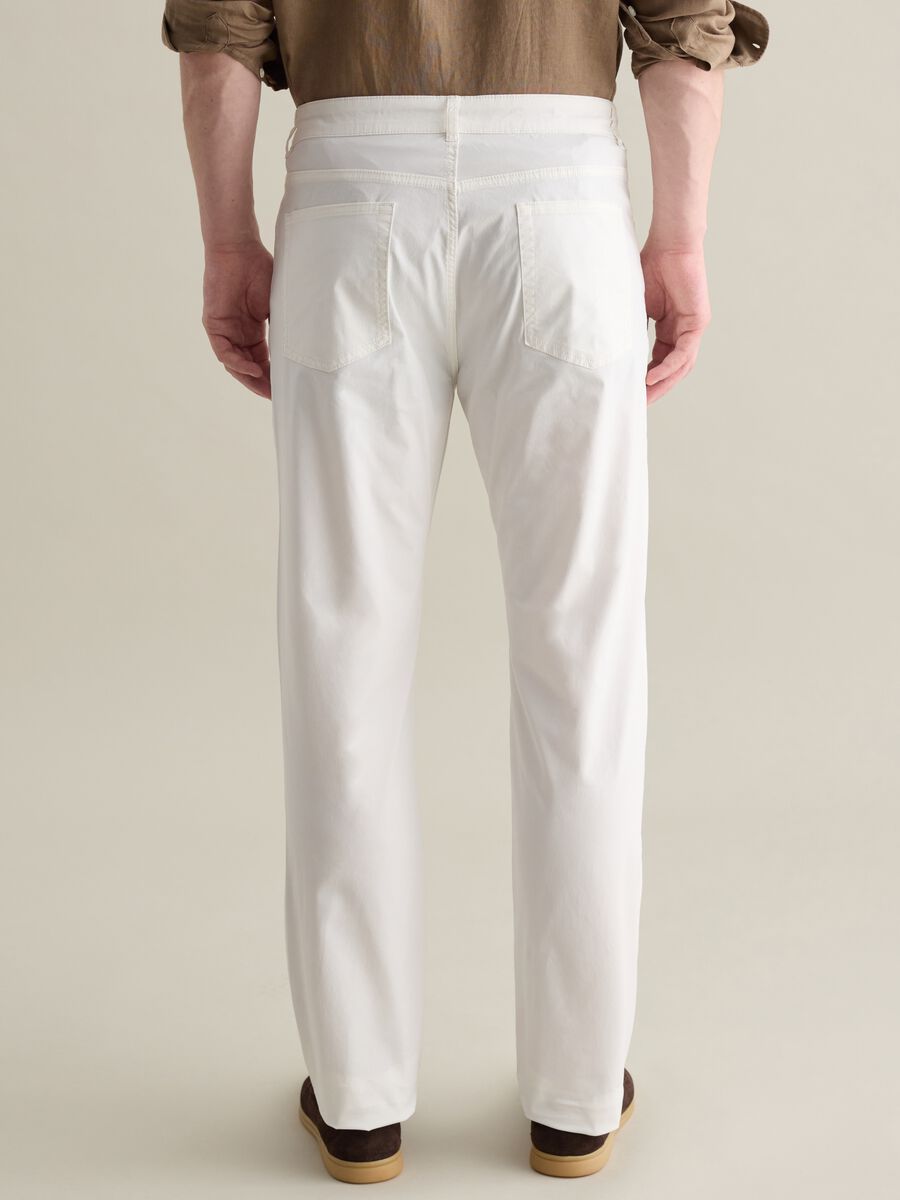 White chino trousers in stretch cotton with five pockets_3