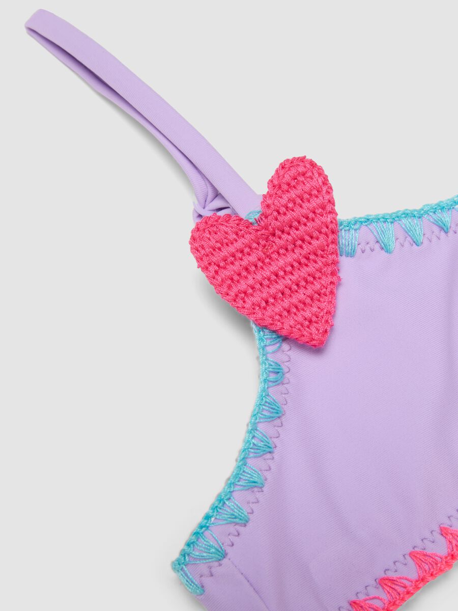 Bikini viola in tessuto elasticizzato con cuori applicati_2