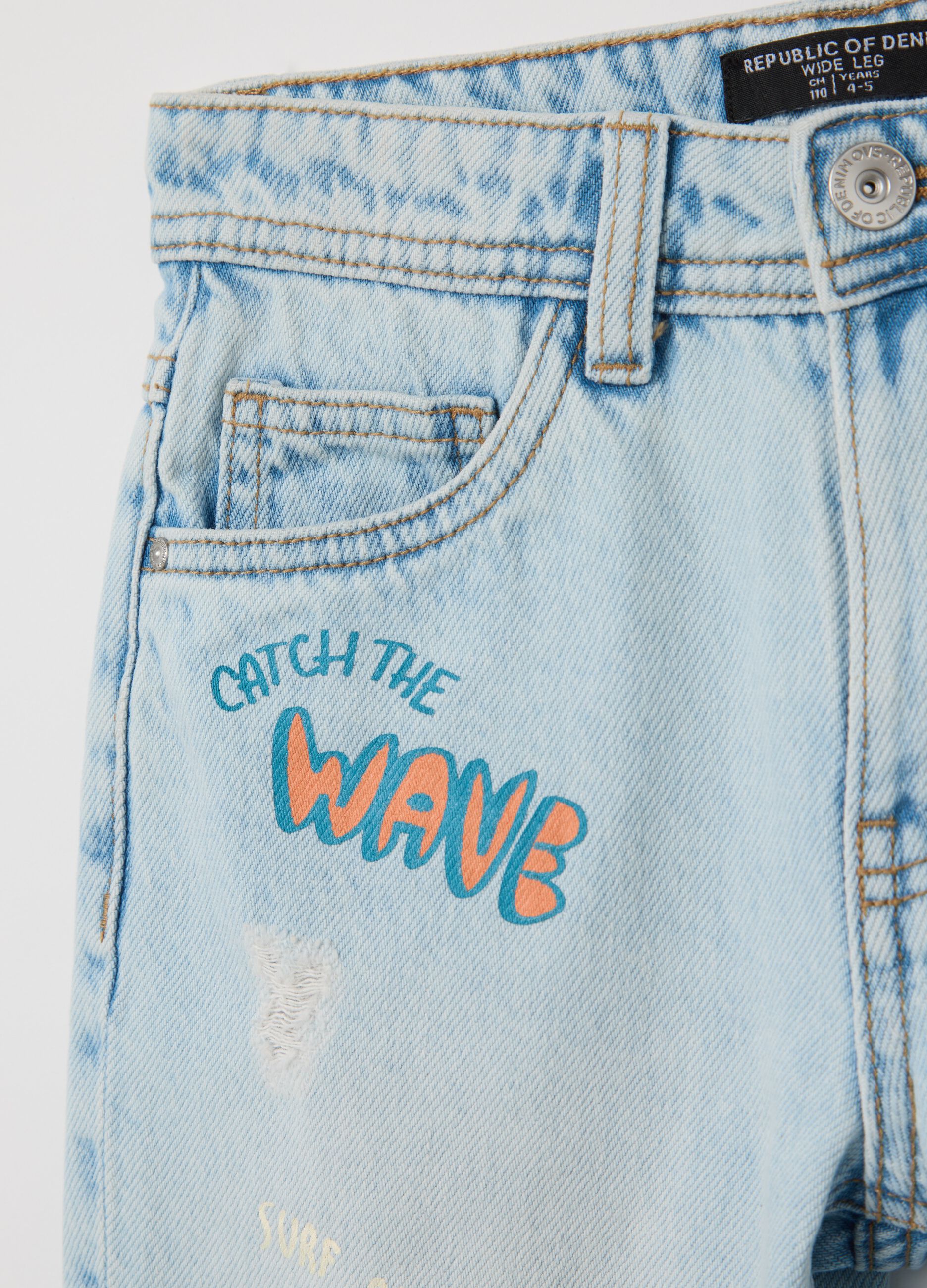 Light denim Bermuda shorts with five pockets and print