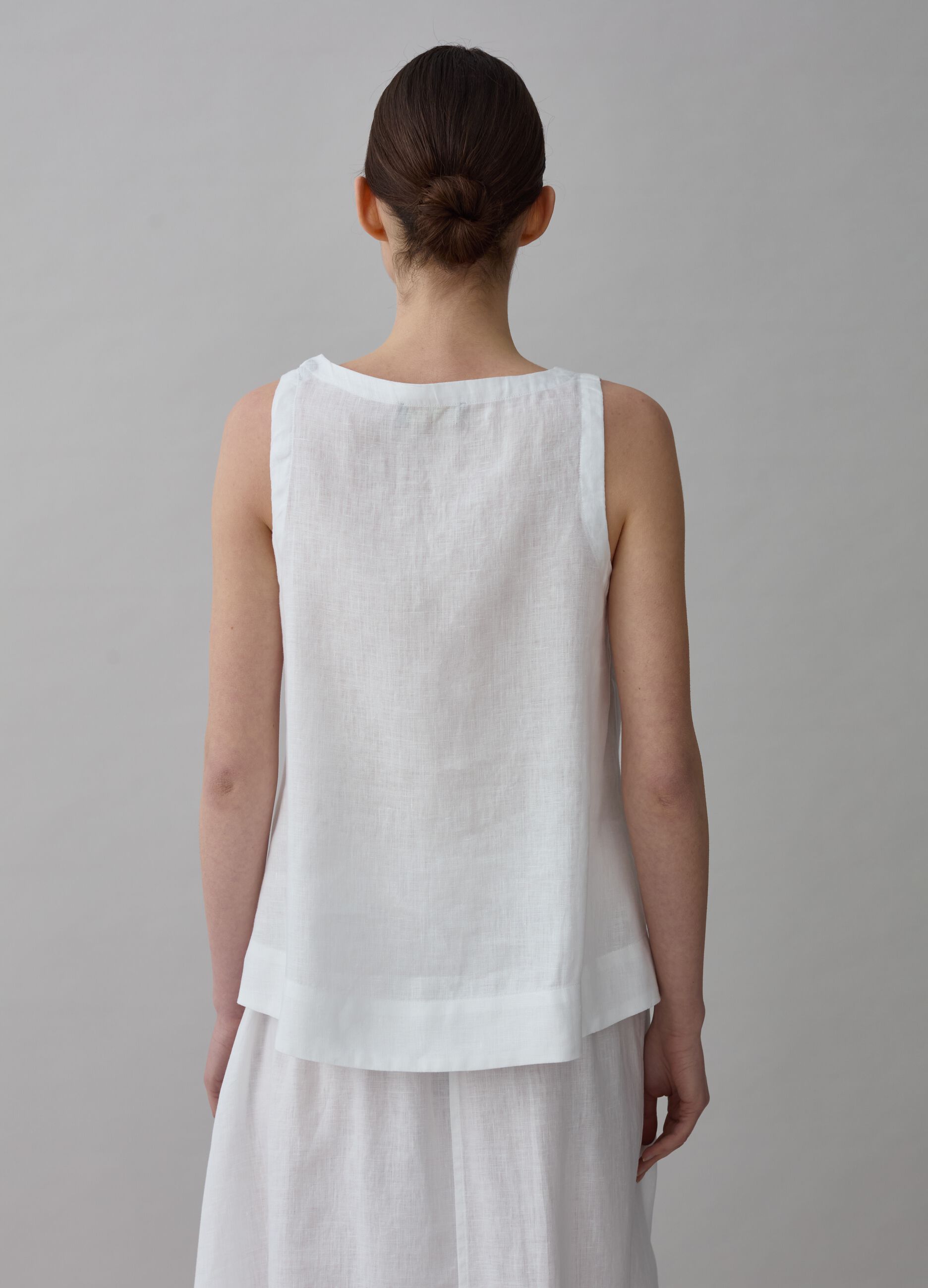Blusa smanicata in lino scollo a V