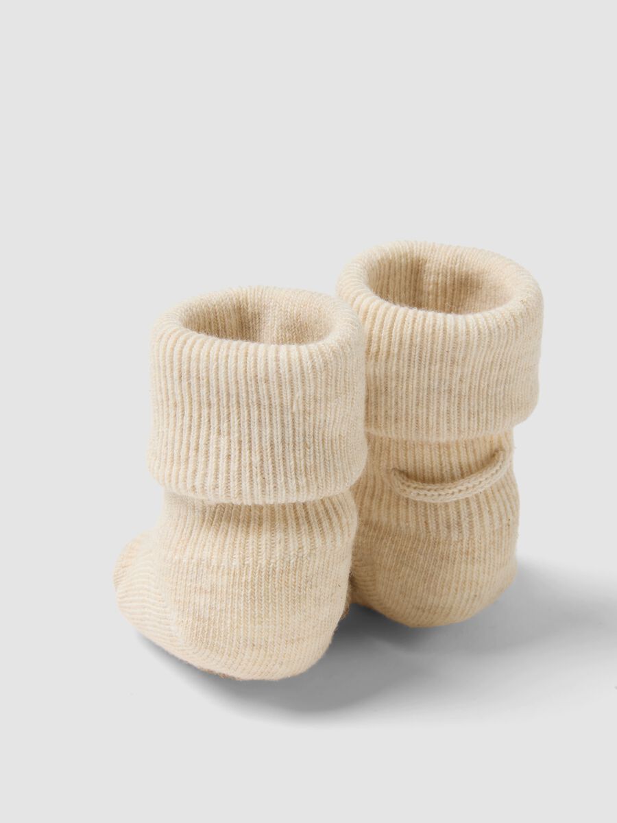 Scarpine beige in maglia di cotone organico per neonata_1