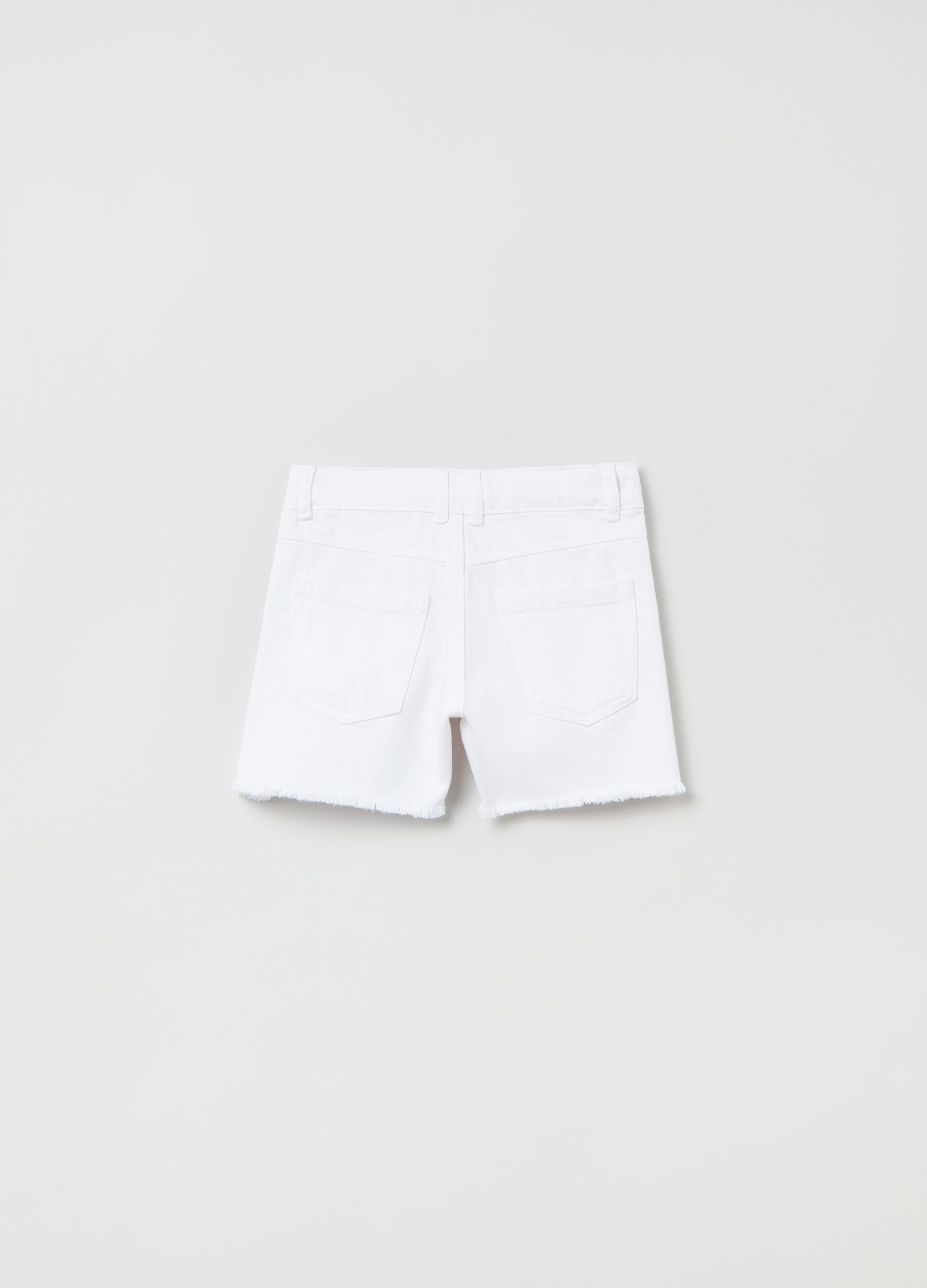Shorts in denim con orlo sfrangiato_1