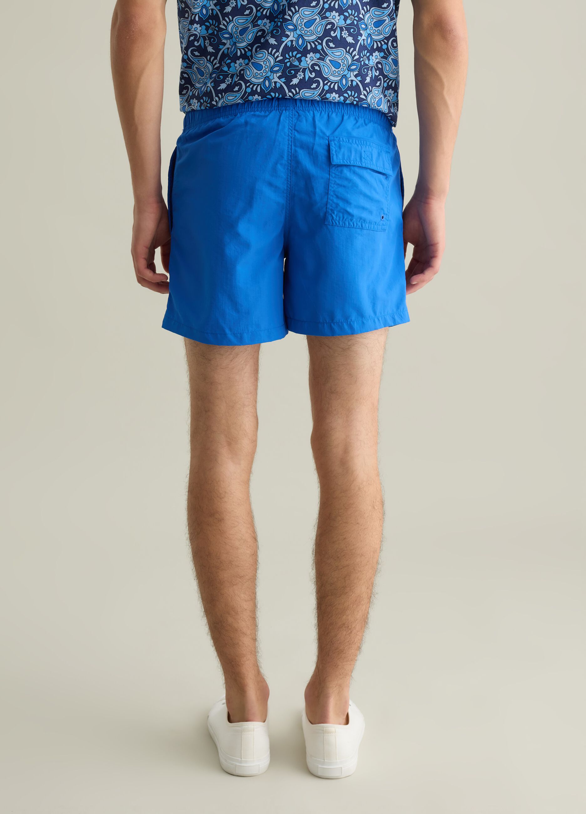Men’s regular-fit swim boxers in light blue blend with elastic waist