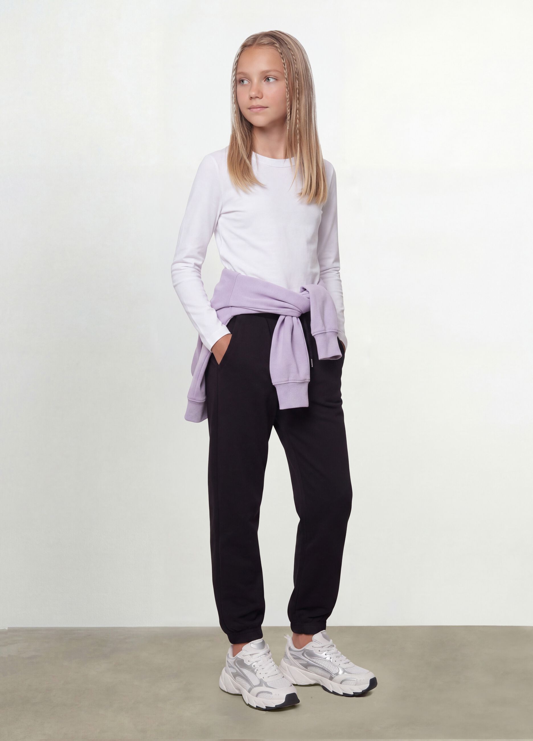 T-shirt bianca in cotone organico e viscosa elasticizzato con collo a costine per ragazza