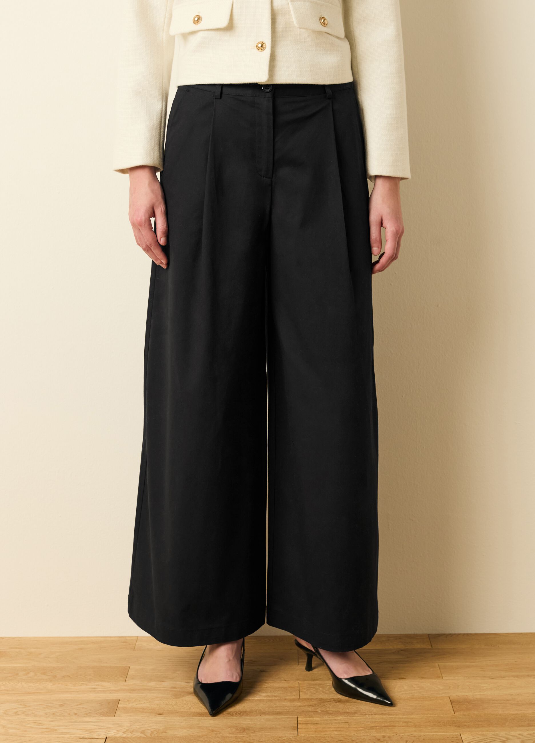 Wide-leg trousers with darts