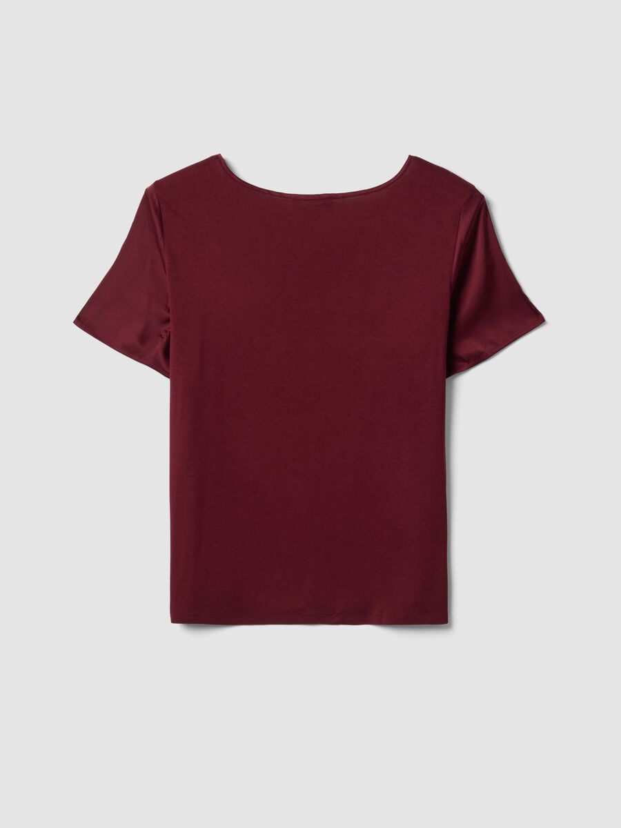Blusa satinata rossa in tessuto elasticizzato con scollo a V regular fit_5