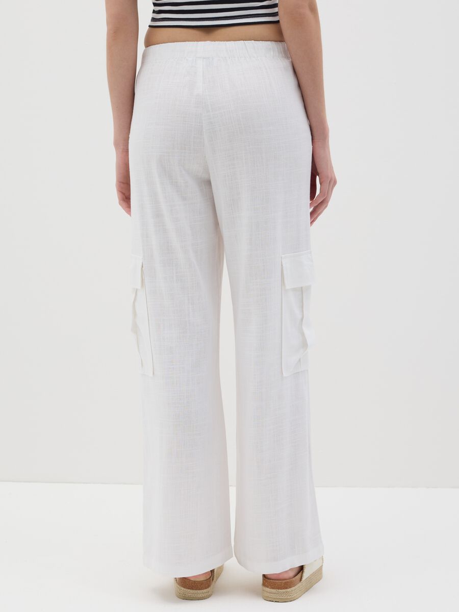 Women’s white cargo trousers in viscose and linen blend with wide leg_2