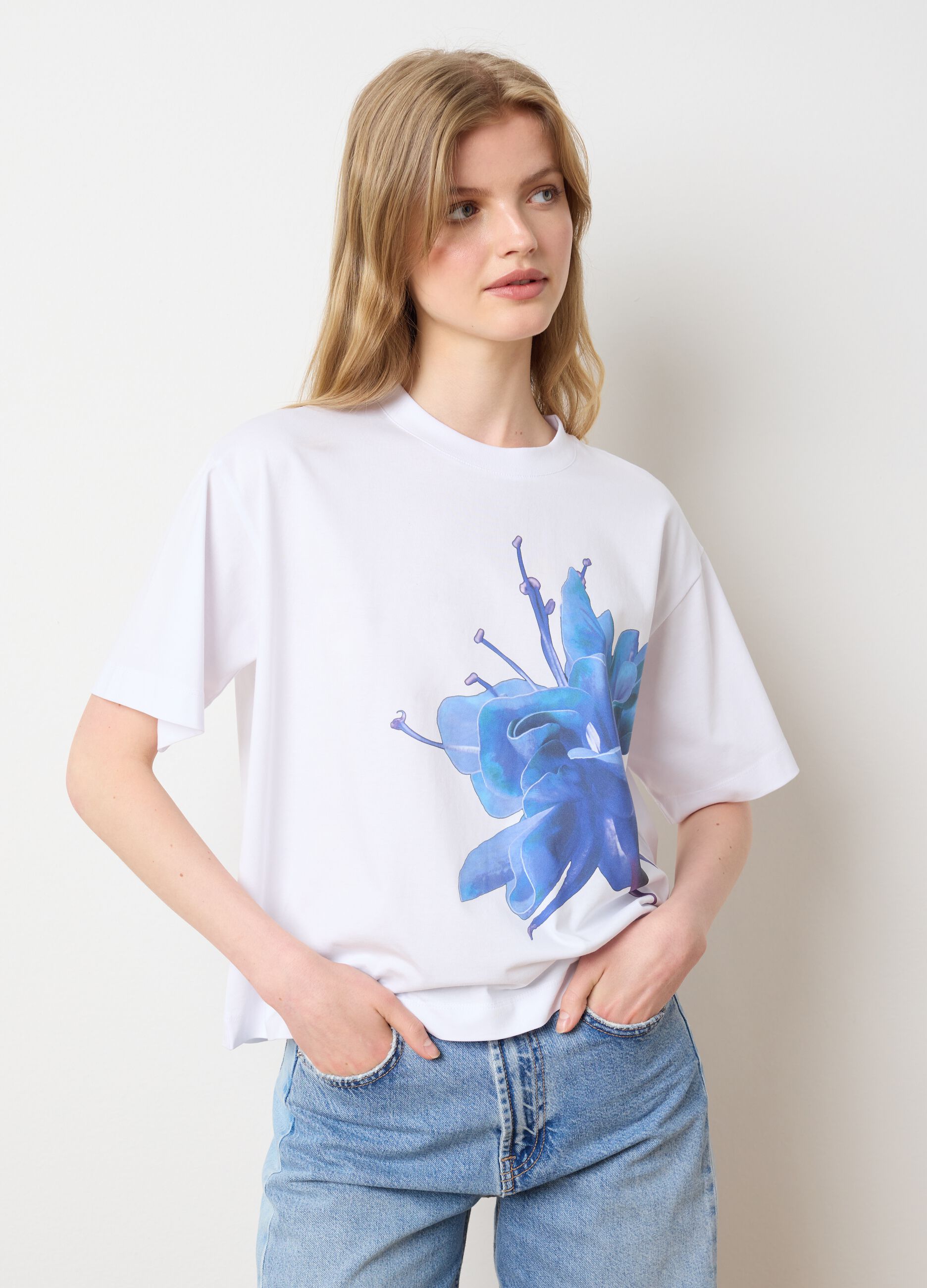 White cotton crew neck T-shirt with blue flower
