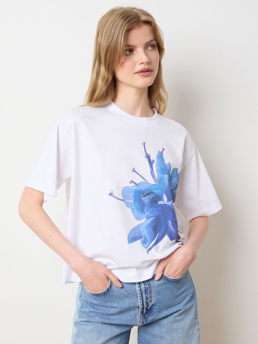 White cotton crew neck T-shirt with blue flower_1