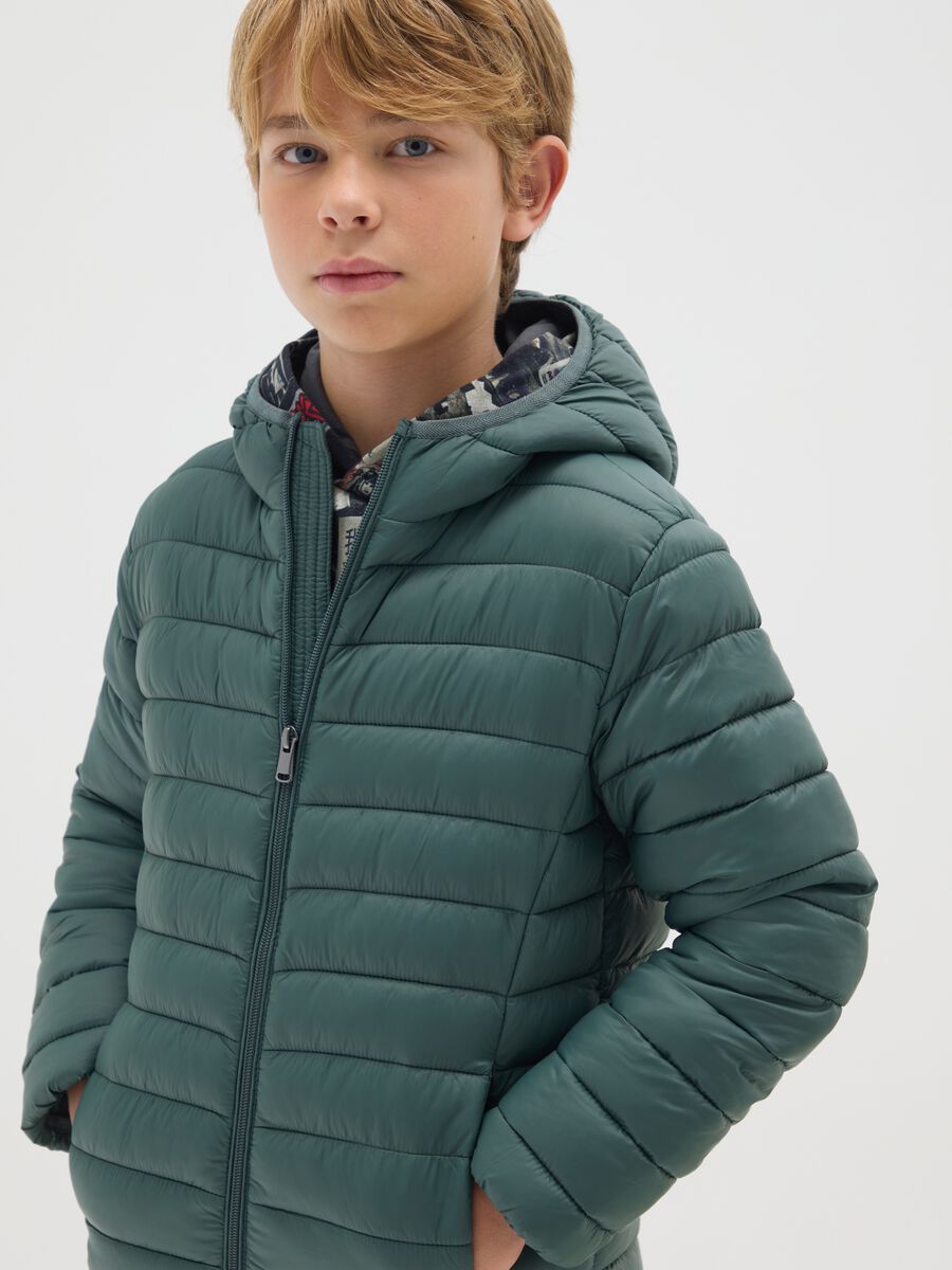Giacca imbottita verde da ragazzo con cappuccio_2