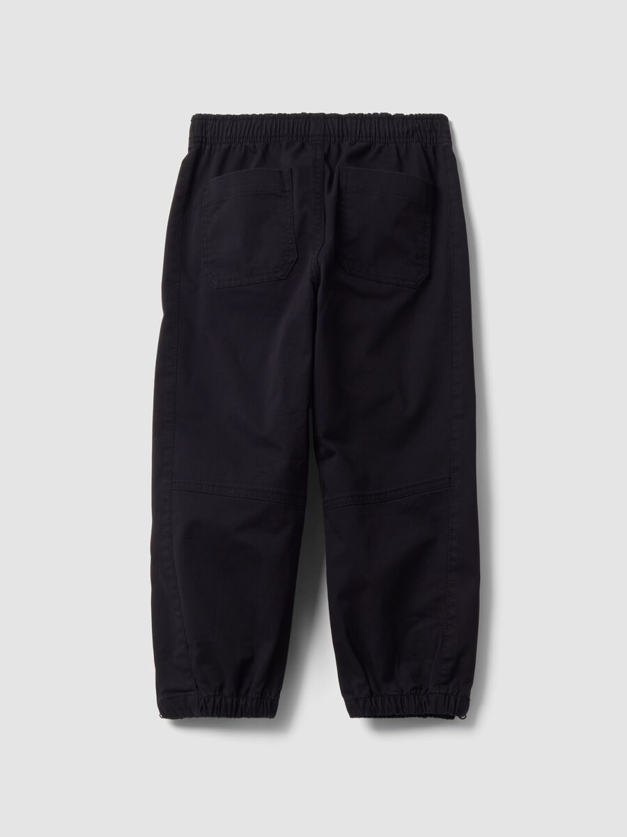 Pantaloni neri in cotone elasticizzato con fondo elasticizzato per bambino_1