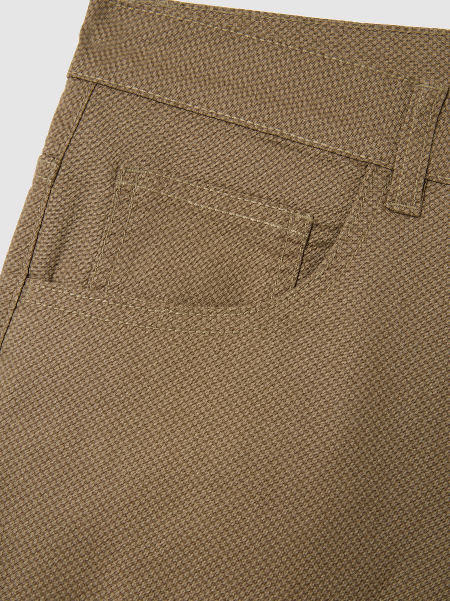 Bermuda da uomo in cotone elasticizzato marrone regular fit_1