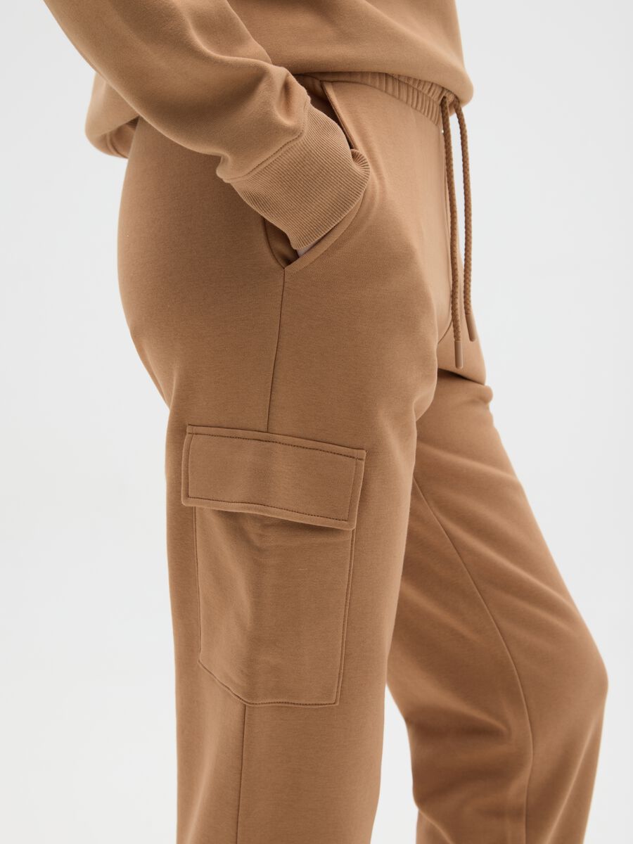 Brown regular fit cotton blend cargo trousers_3