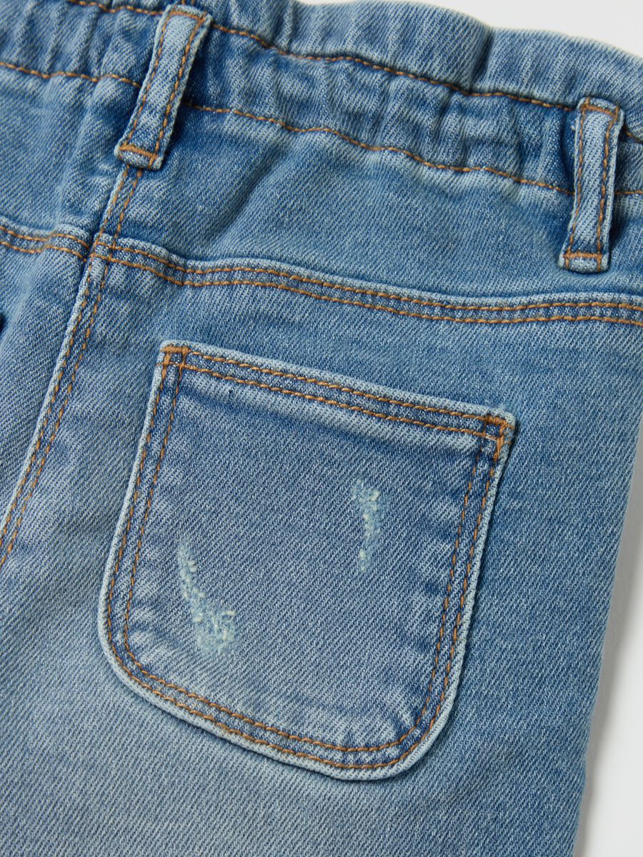 Baggy-fit jeans with five pockets and abrasions_3