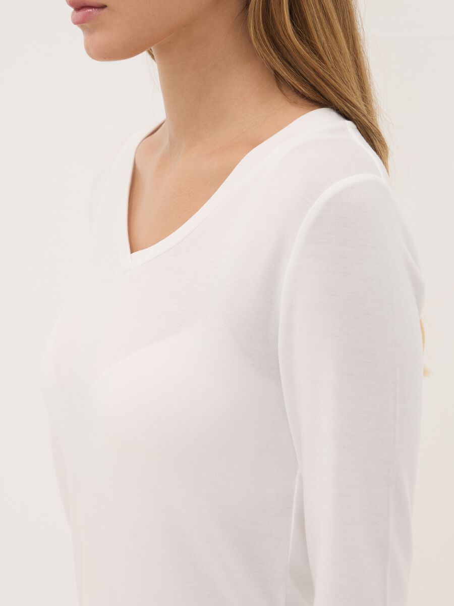 T-shirt bianca in modal elasticizzato con girocollo regular fit_2
