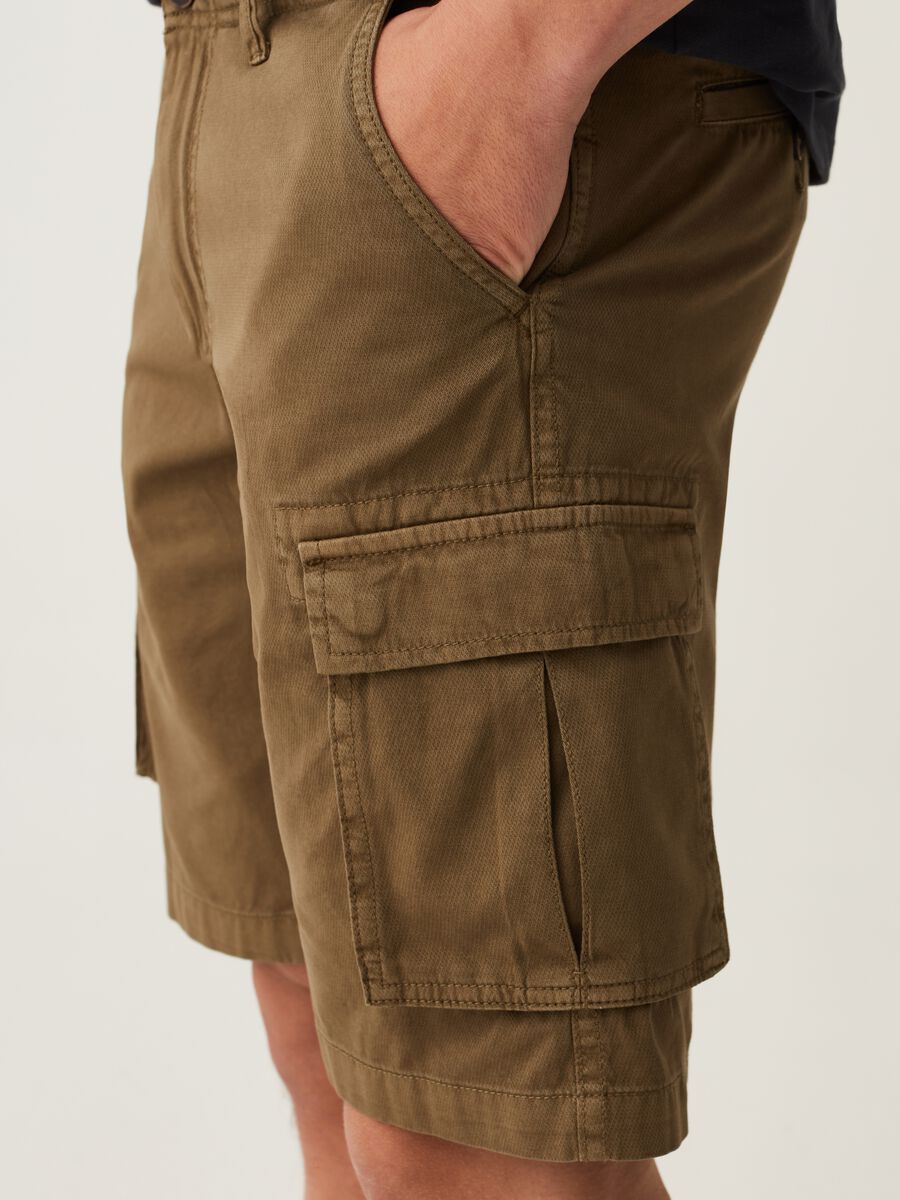 Textured cotton cargo Bermuda shorts_3