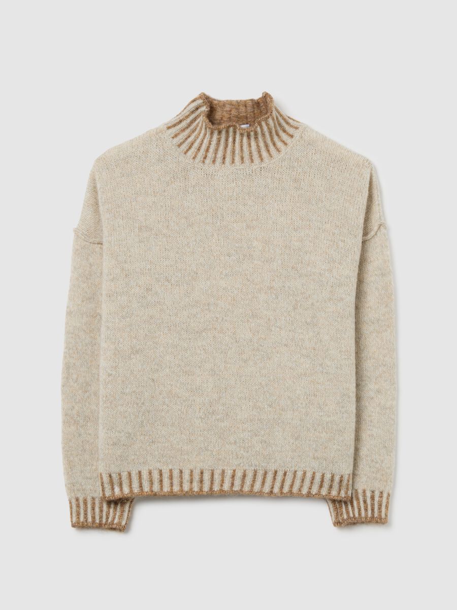 Maglione beige con collo alto e bordi a contrasto_0
