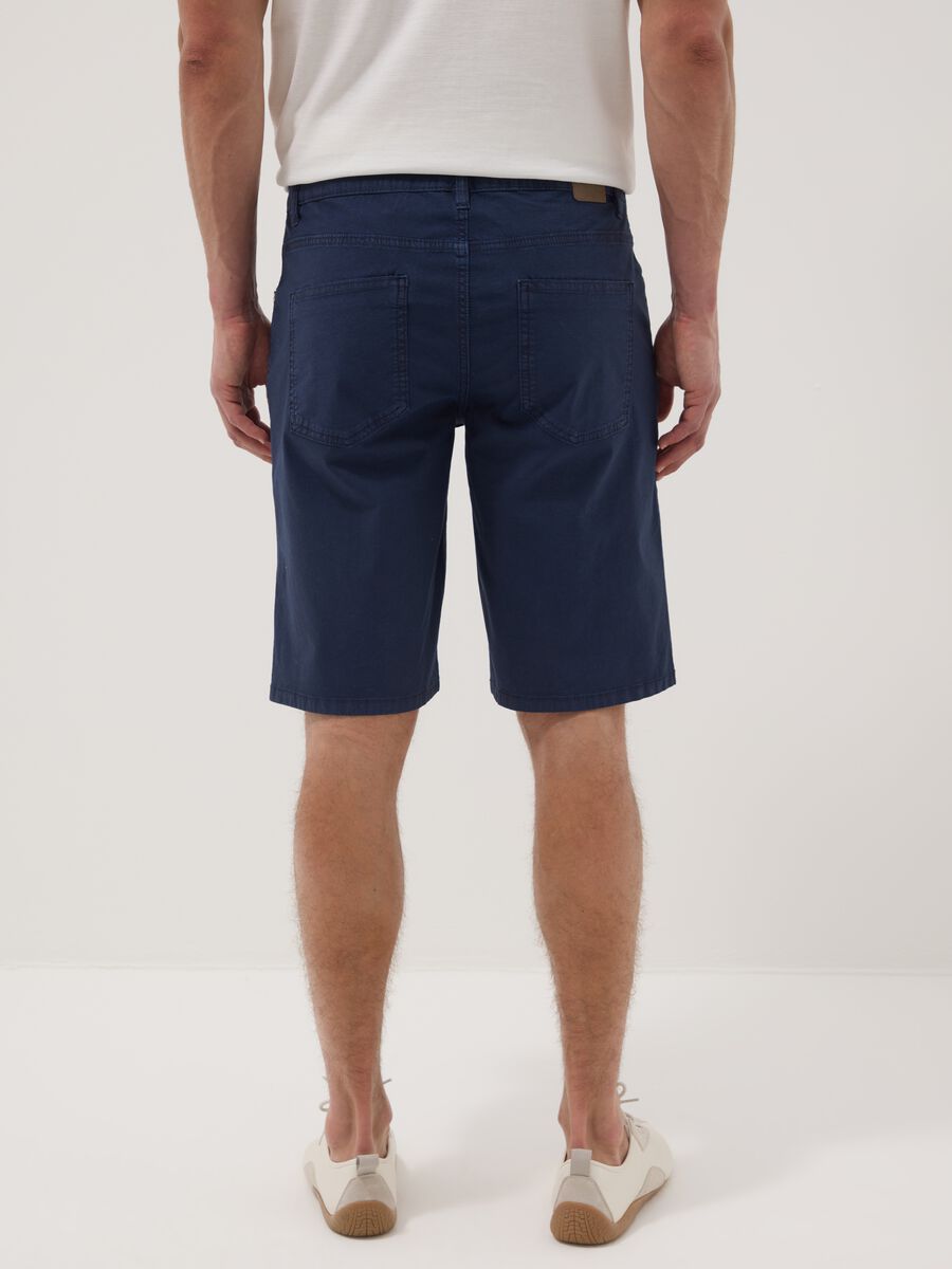 Blue stretch cotton five-pocket Bermuda shorts_2