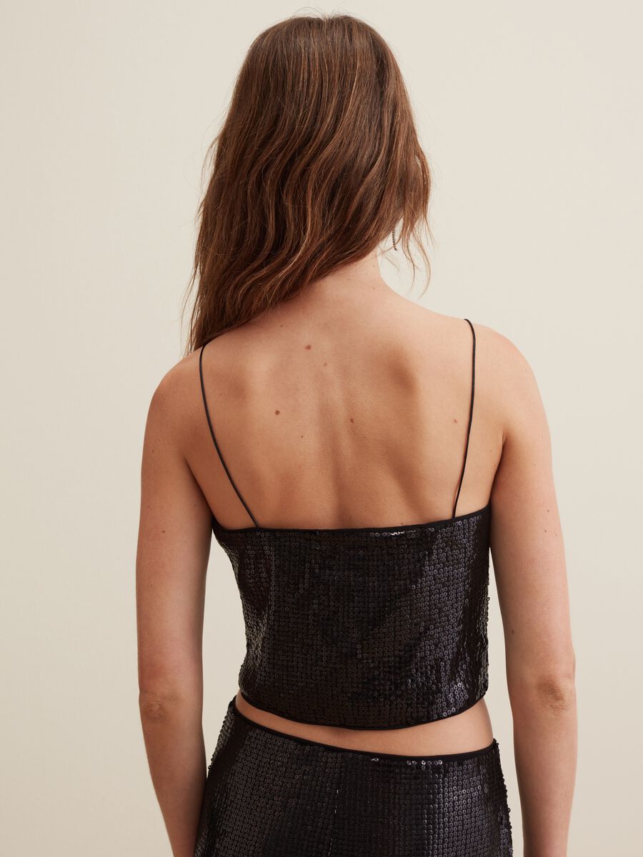 Top cropped con paillettes all-over_2