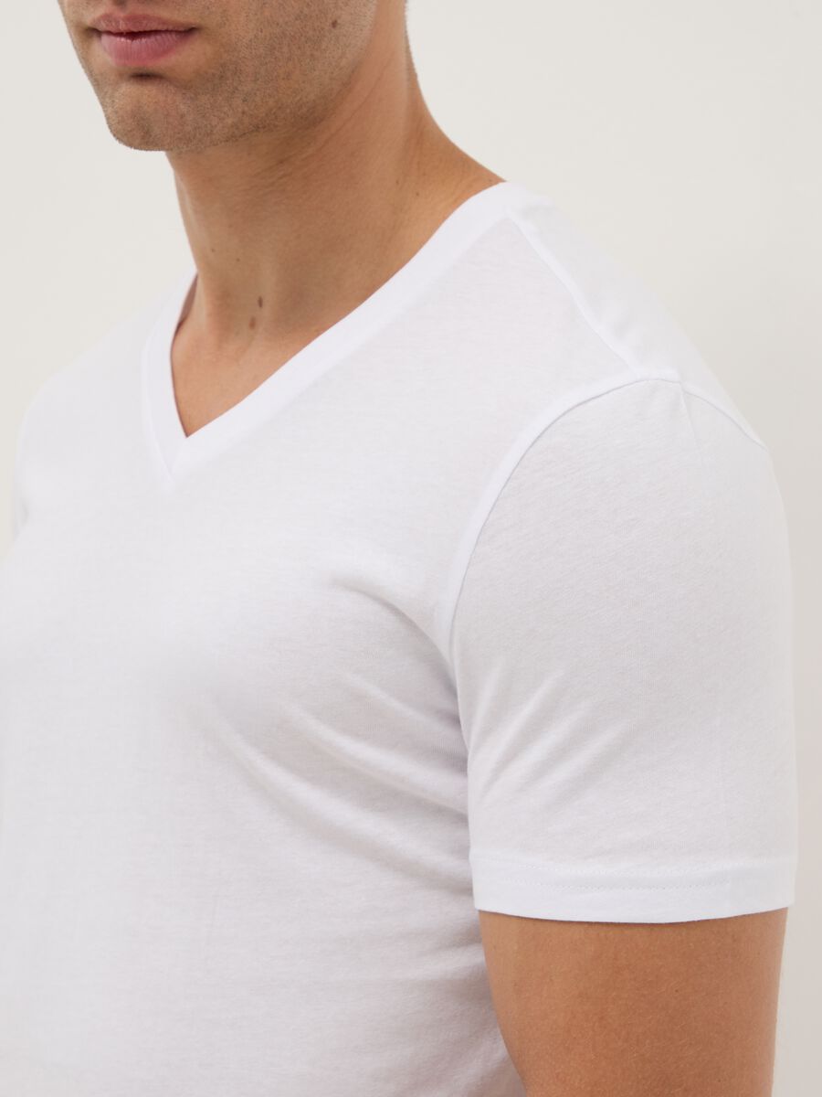 Tripack white V-neck t-shirts in pure cotton regular fit_3