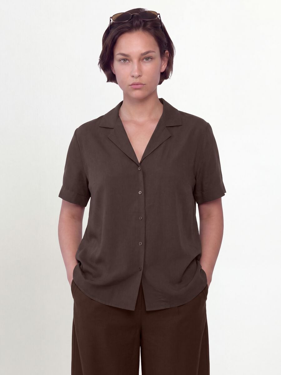 Camicia over fit marrone in misto viscosa a maniche corte_0